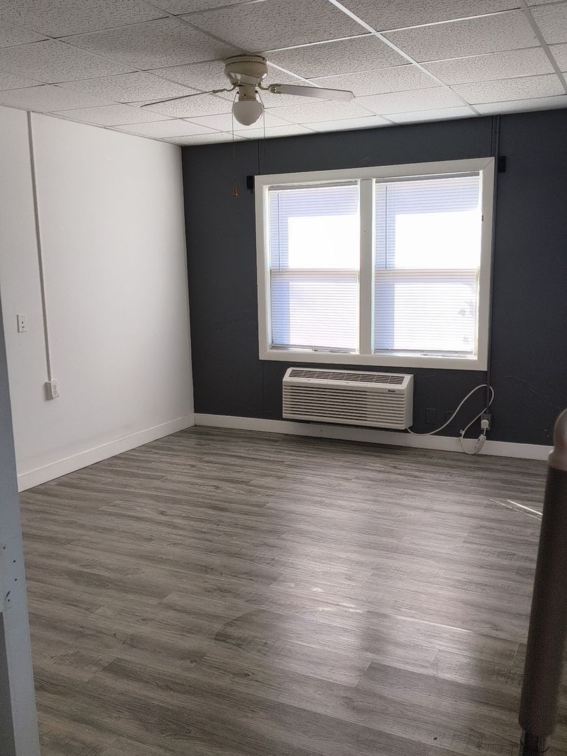 Versailles Apartment: 308 Fairgrounds Road