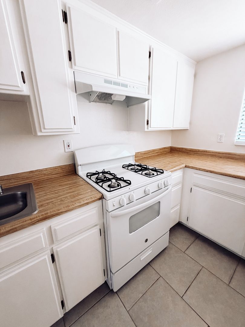 Lawndale Apartment: 14814 Inglewood Ave.