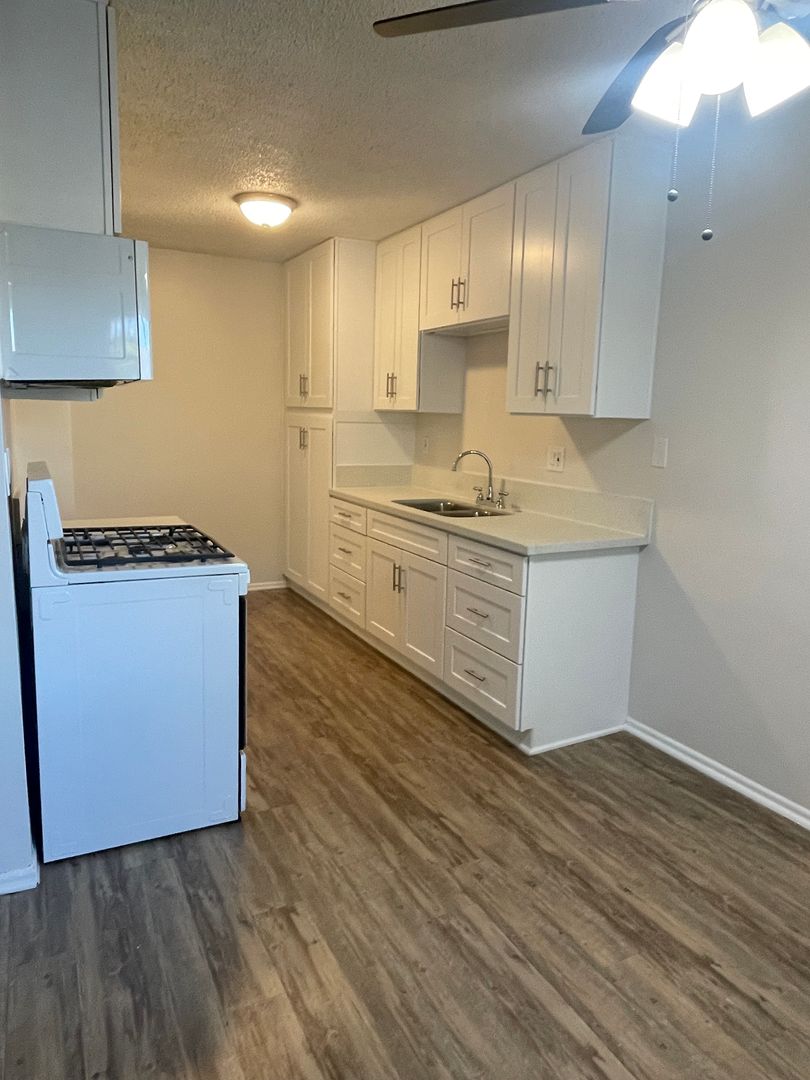 Garden Grove Apartment: 7932 Lampson Ave.