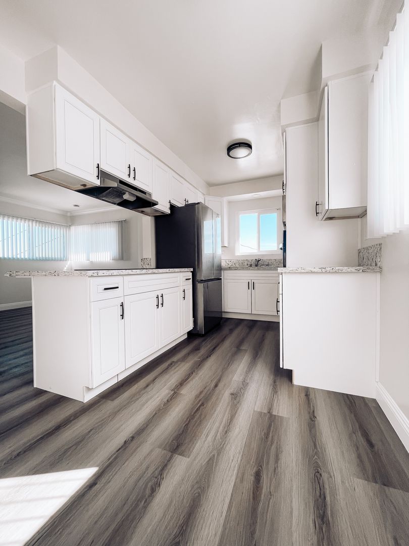 Redondo Beach Apartment: 2120 Huntington Lane