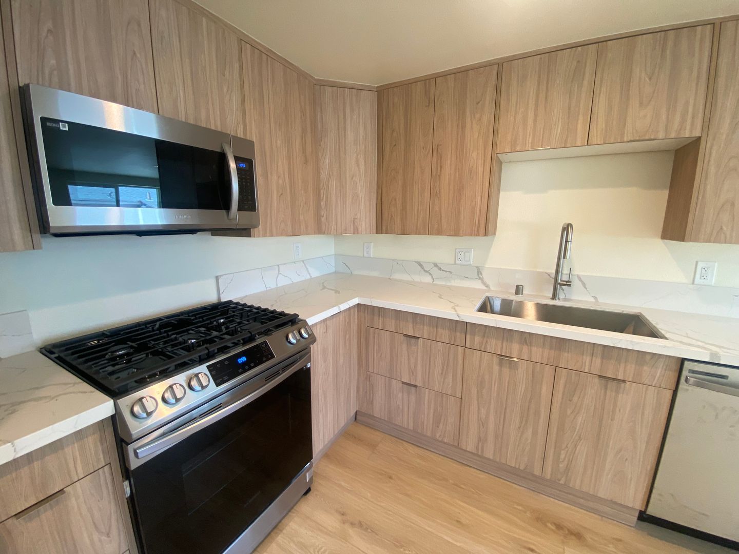 Huntington Beach Apartment: 410 Huntington St.