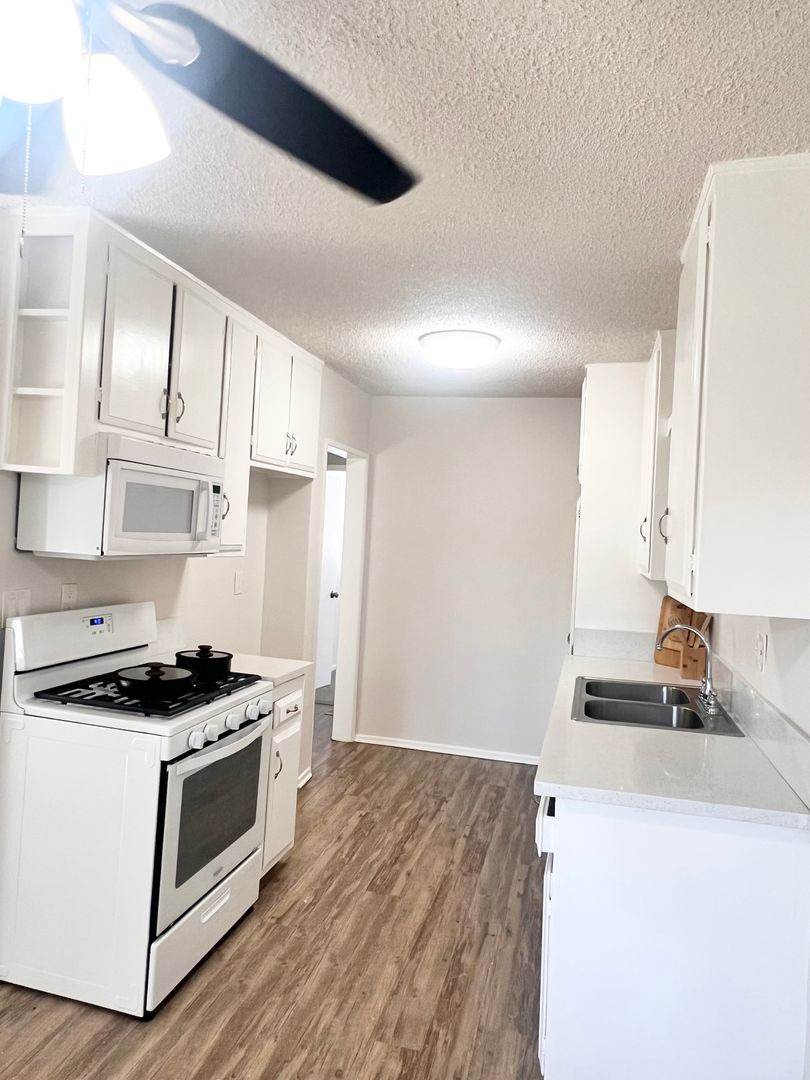 Garden Grove Apartment: 7932 Lampson Ave.