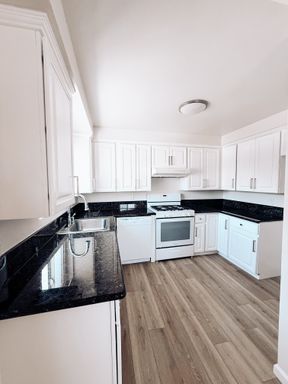 Large townhome style apt with PARKING