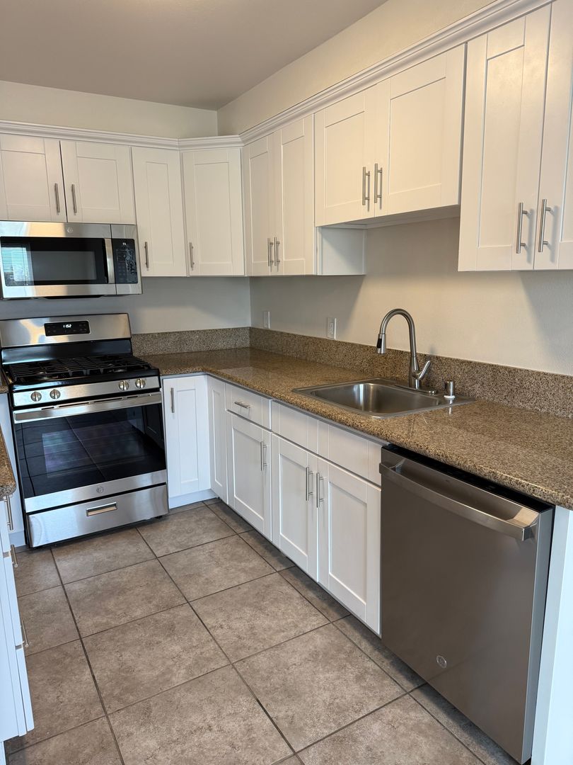 Lawndale Apartment: 15927 Prairie Ave.