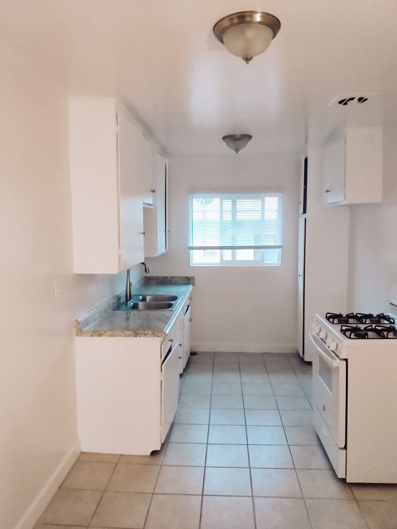 Inglewood Apartment: 842 Victor Ave.