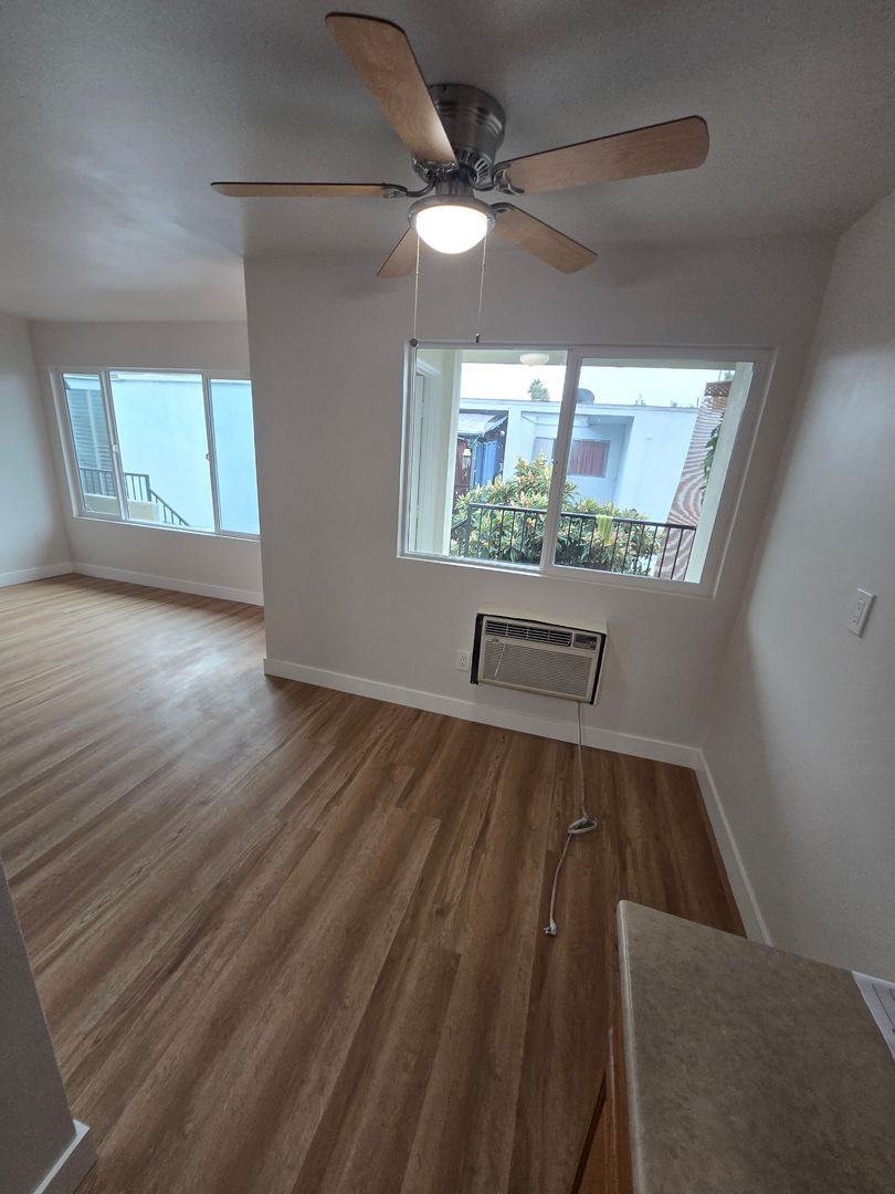 Azusa Apartment: 667 Glenfinnan Ave