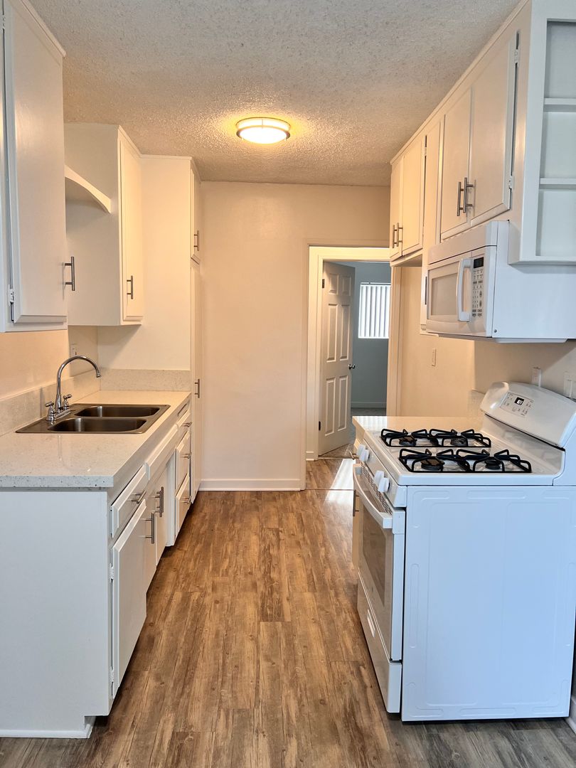 Garden Grove Apartment: 7932 Lampson Ave.