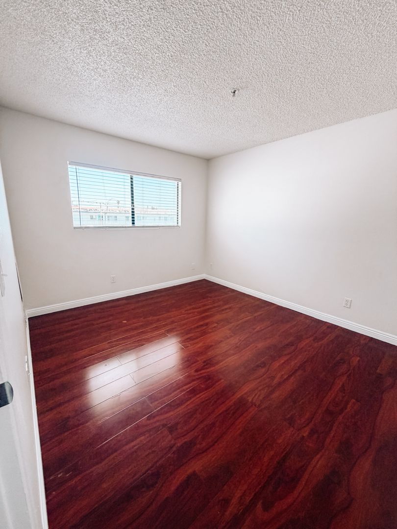 Lawndale Apartment: 14814 Inglewood Ave.