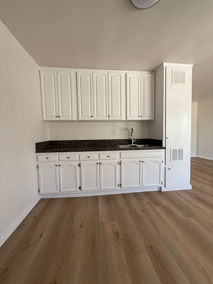 Los Angeles Apartment: 6101 Makee Ave