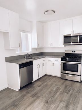 Large 2 bedroom with Assigned Parking! – photo 1