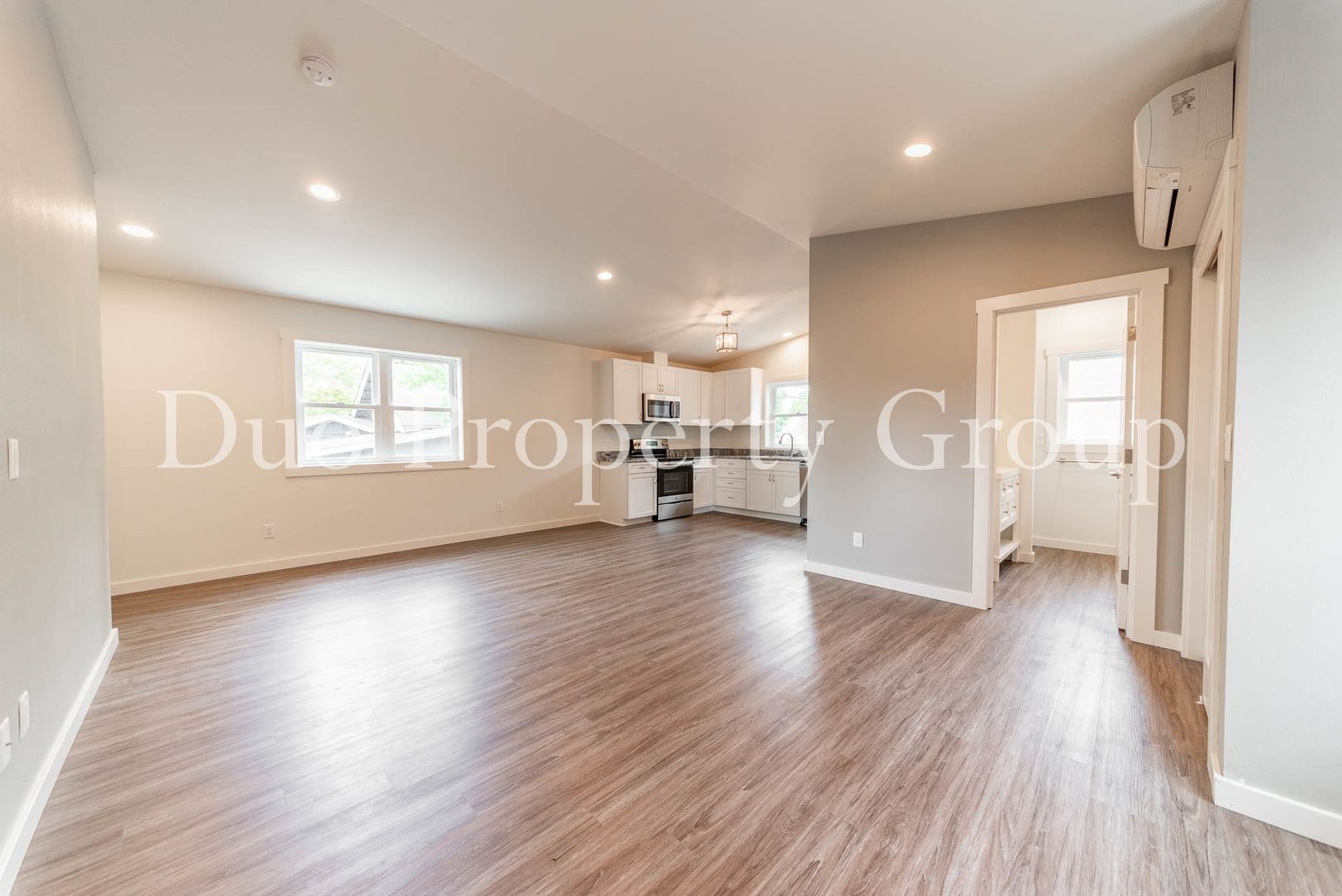 Eugene Apartment: Madison and 7th Alley
