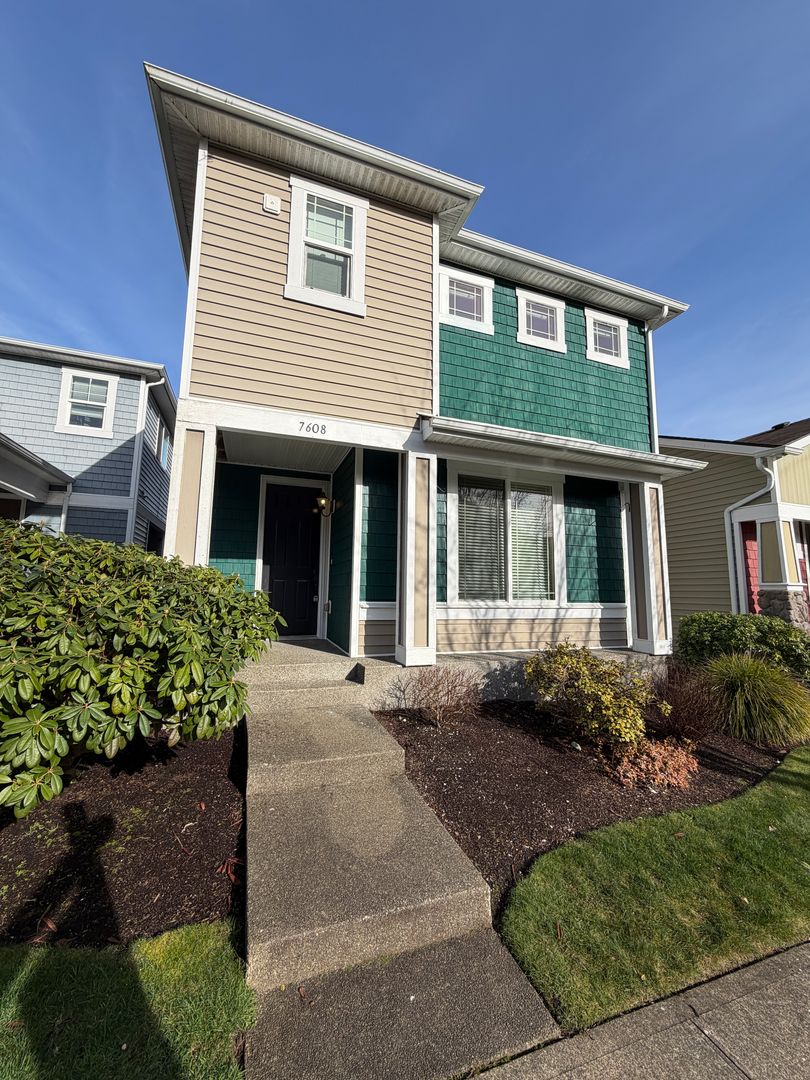 Lacey House: 7608 Traditions Avenue NE