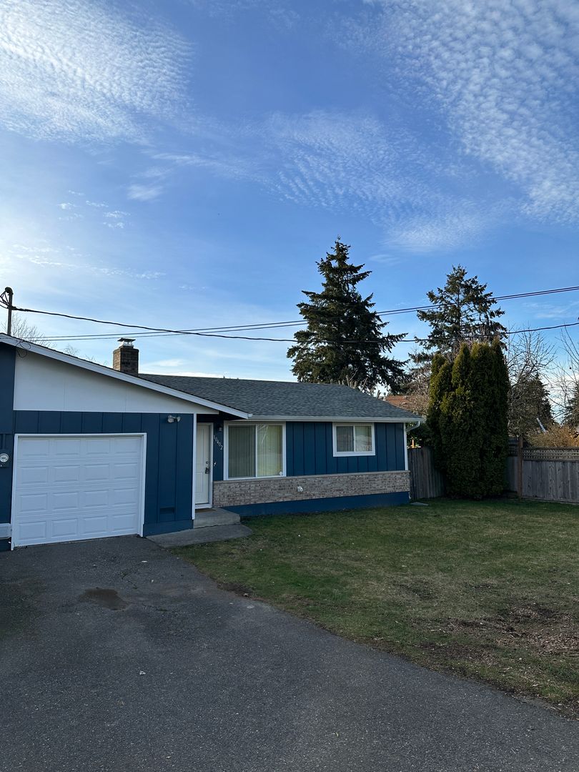 Lakewood House: 10402 107th Ave SW