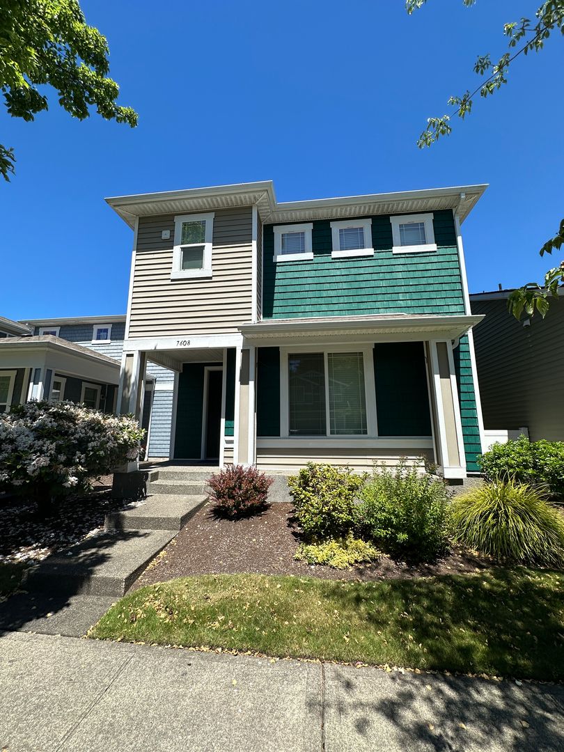 Lacey House: 7608 Traditions Avenue NE