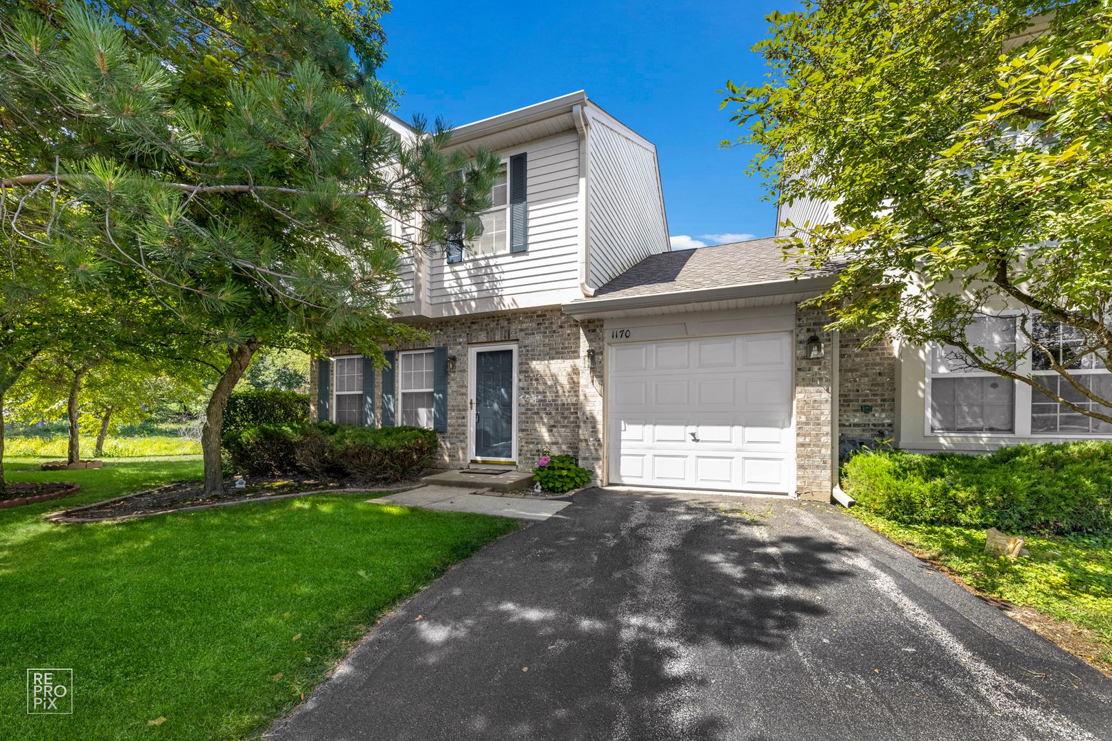 2 Bedroom 2.5 Bath 1 Car Garage located in the Fairfield Village in Round Lake Beach! 