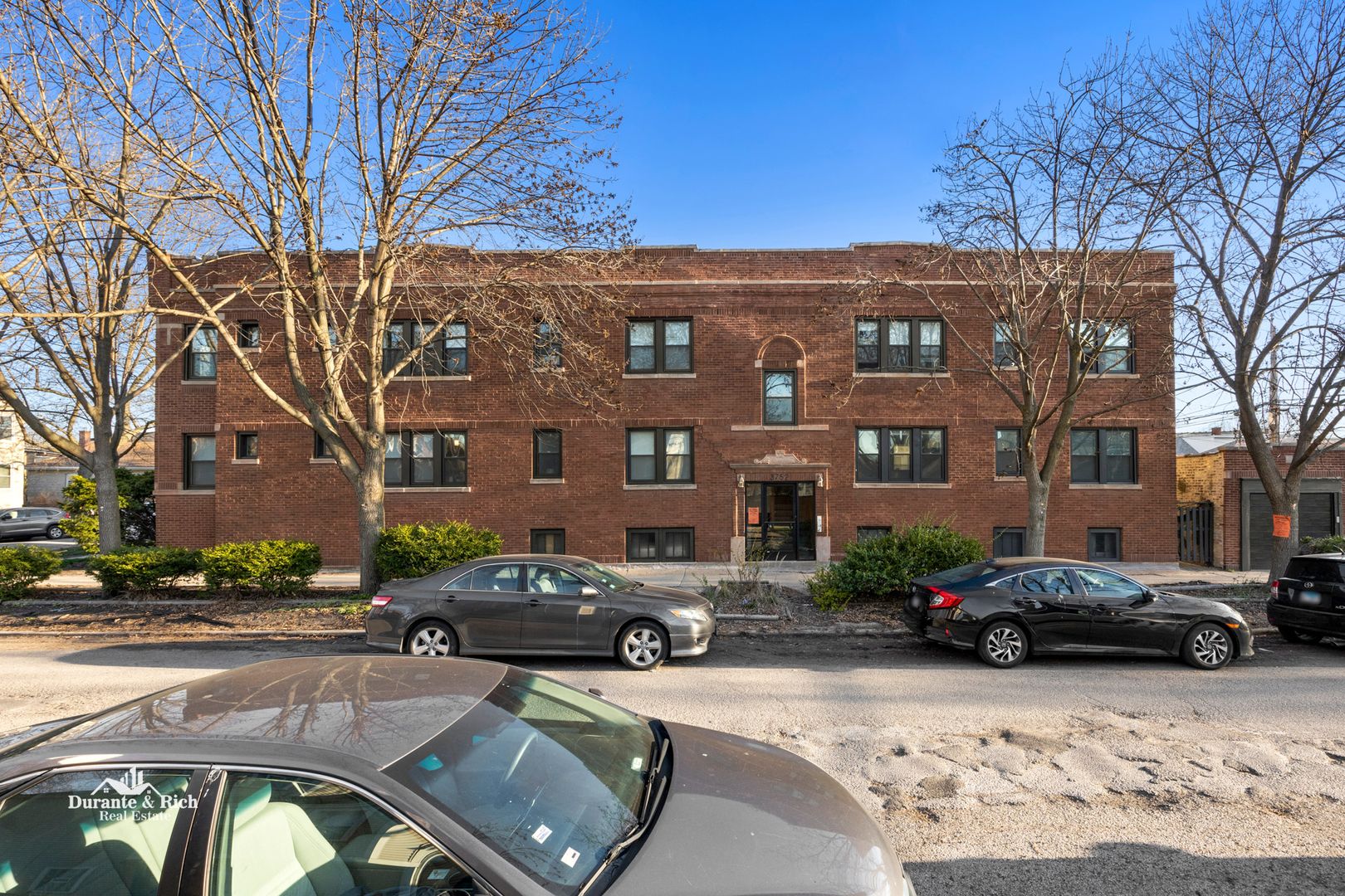 Chicago House: 3752 W Roscoe