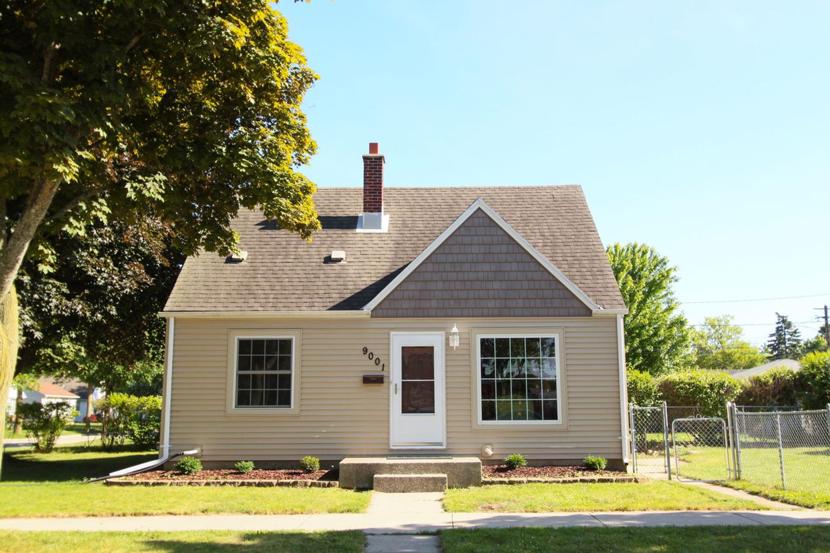 Milwaukee House: 9001 W Concordia Ave