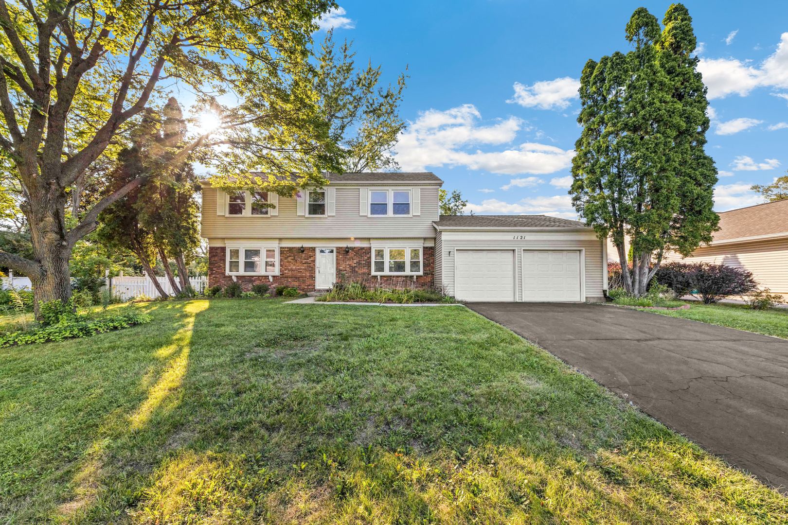 Buffalo Grove 4 Bedroom located in the Stephenson School District! 