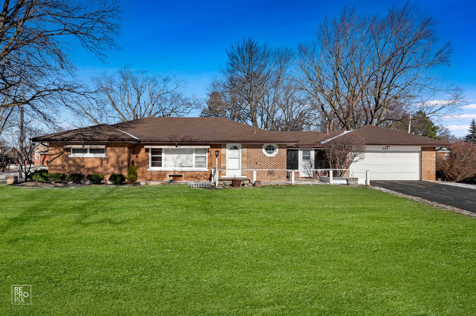 Mount Prospect House: 304 E Golf Rd