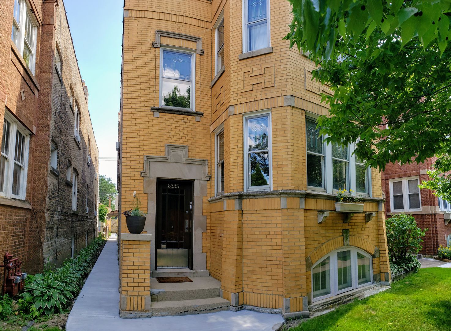 Chicago House: 5335 W Montrose Unit 1