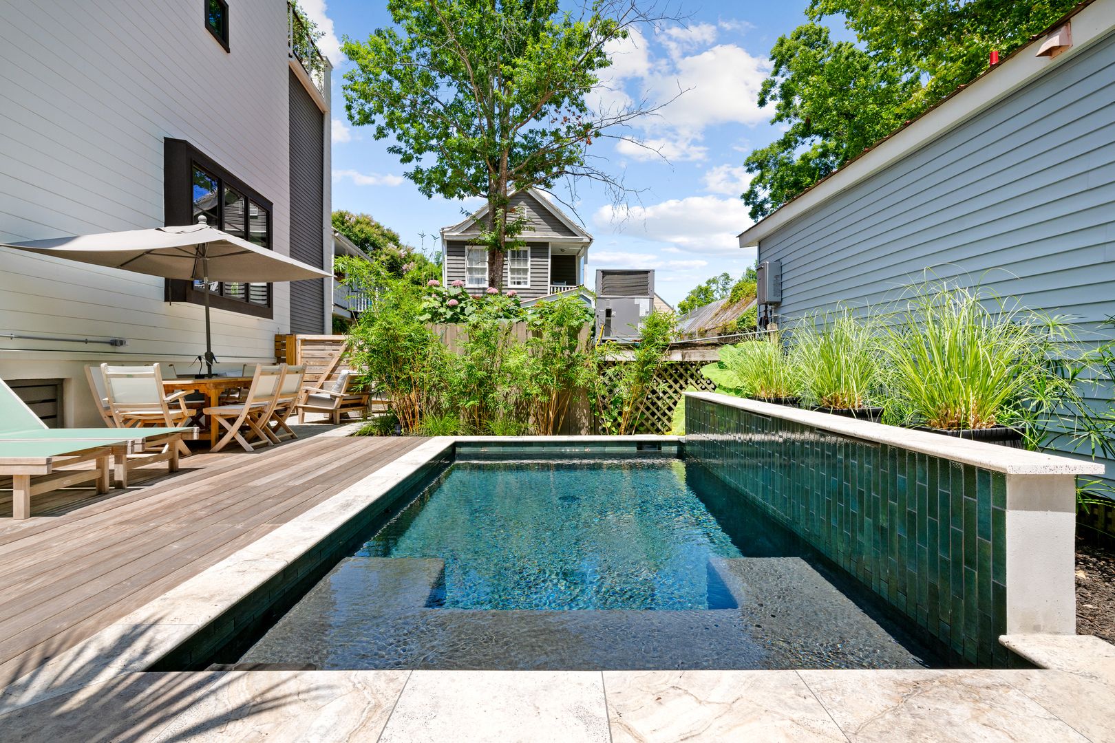 Charleston House: 7 Carrere Court