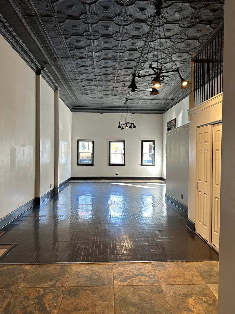 Chicago Apartment: 1827 S Racine - 1F