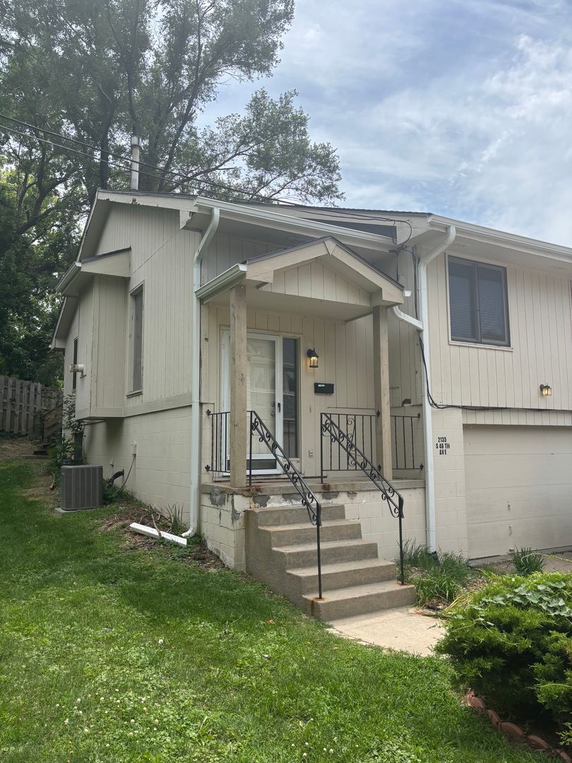Omaha House: 2135 S 46th Ave