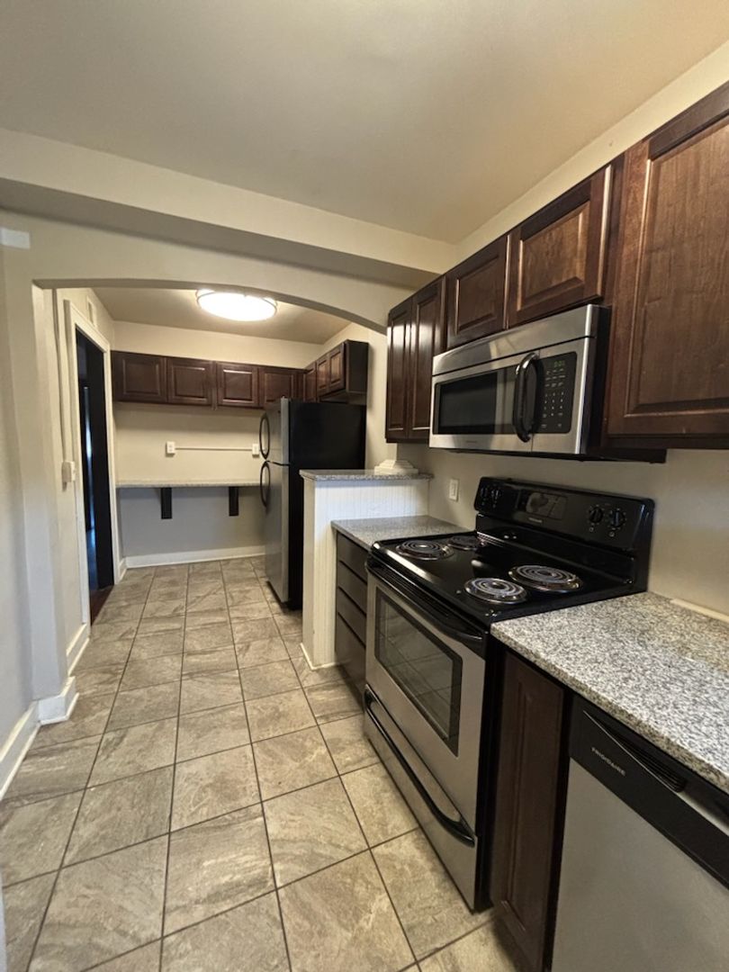 Omaha Apartment: 812 N 33rd St