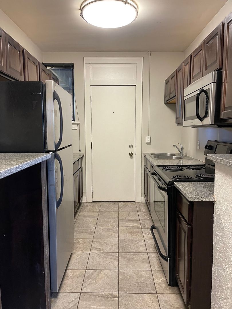 Omaha Apartment: 3302 Burt St