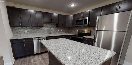 Spacious Renovated 1 Bed / 1 Bath with Private Entry – photo 1