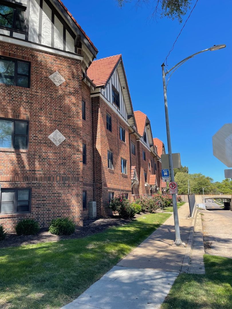 Omaha Apartment: 812 N 33rd St