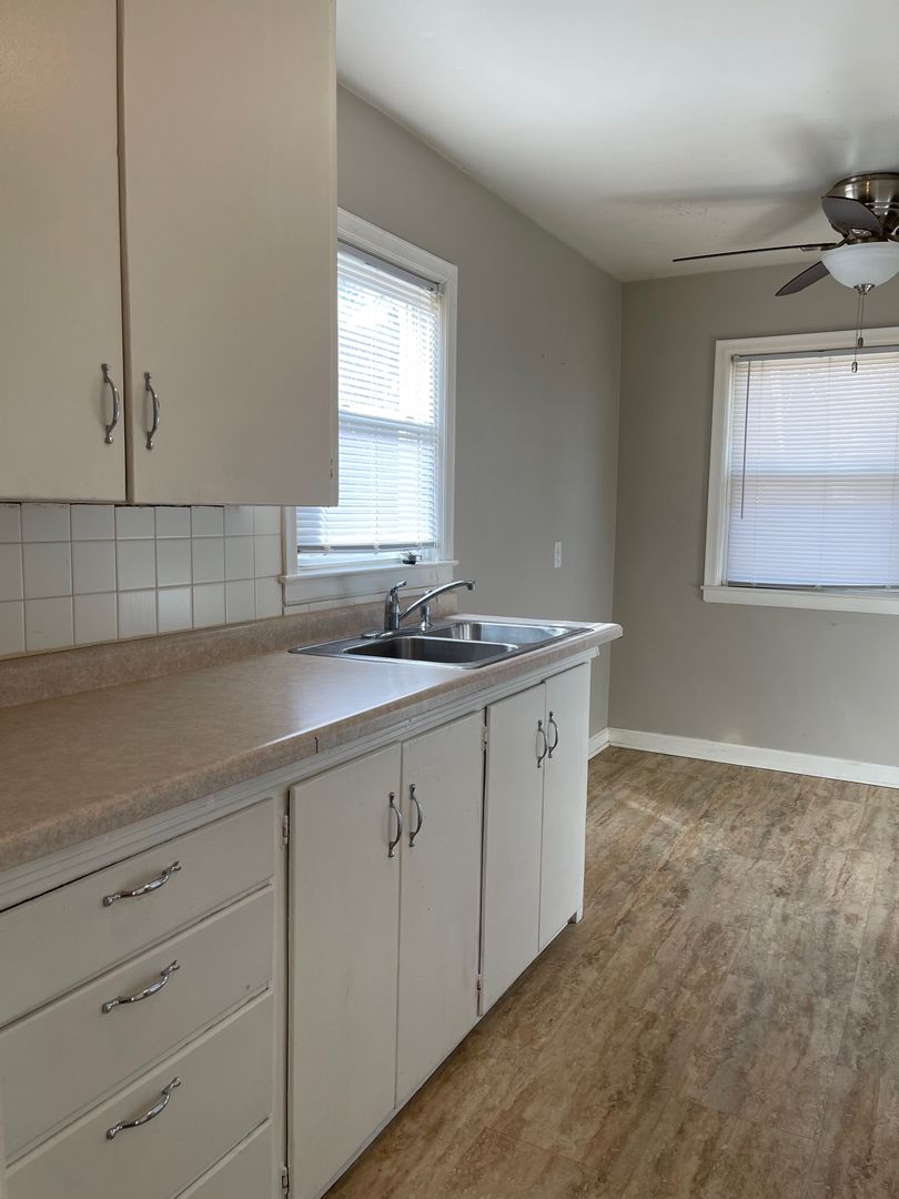 Omaha Apartment: 820 N 46th St
