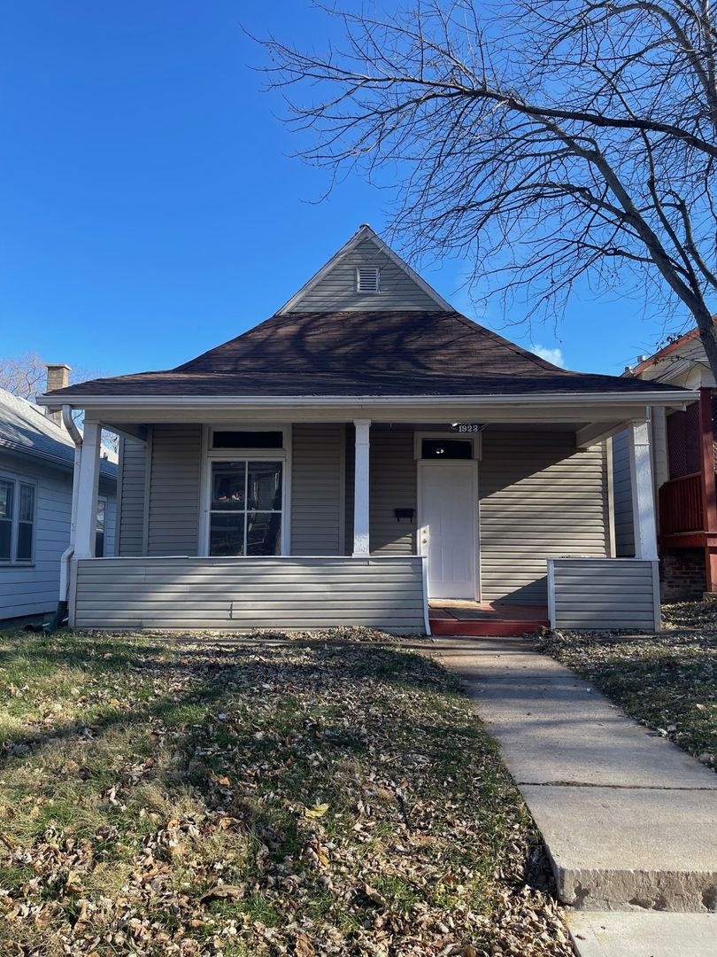 Omaha House: 1923 S 15th St