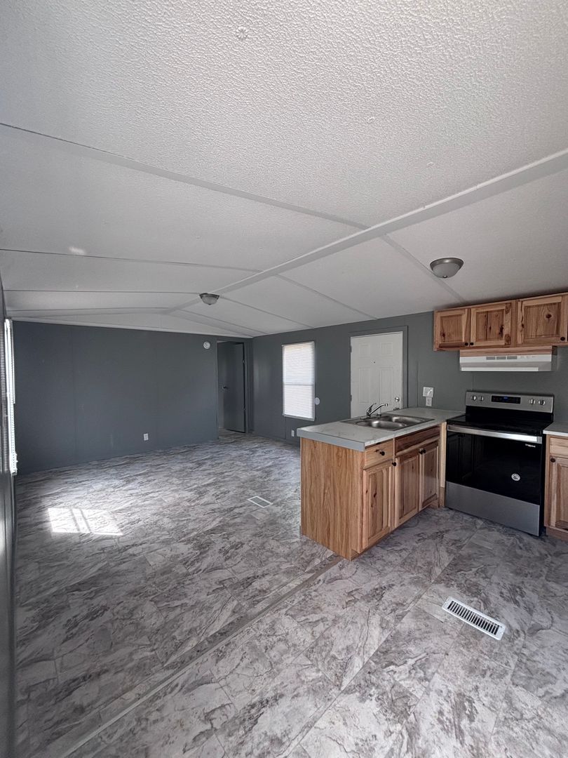 Clyde Apartment: 60 Miller Loop Road