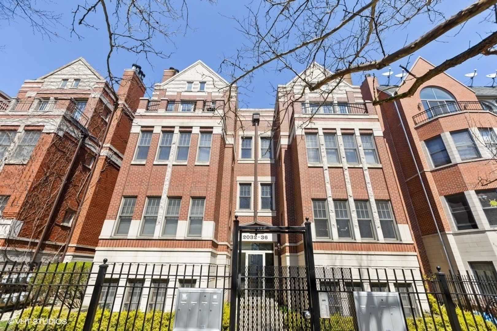 Chicago Apartment: 2032-42 W Pierce Ave