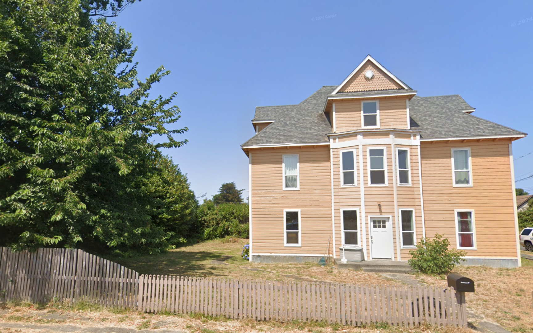 Myrtle Point Apartment: 435 Ash St.