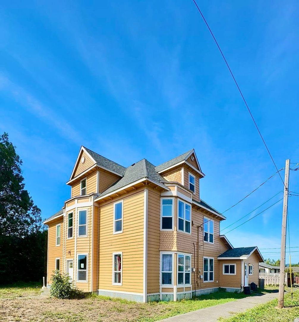 Myrtle Point Apartment: 435 Ash St.