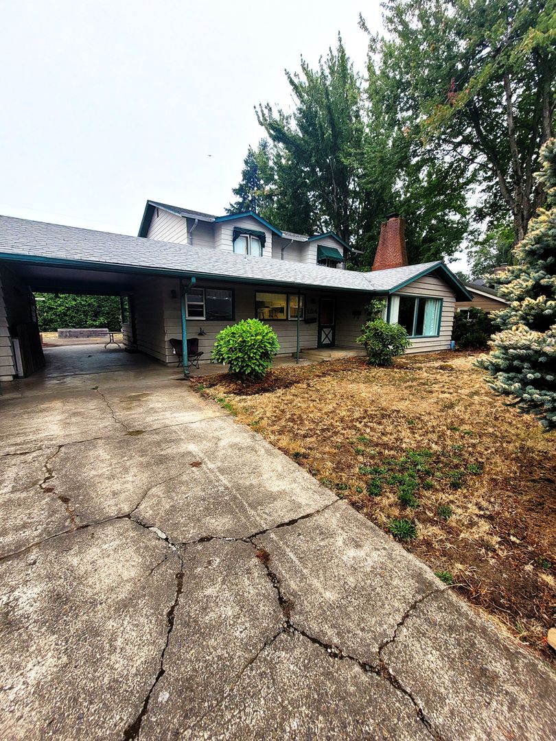 Eugene Apartment: 1124 Woodside Dr.