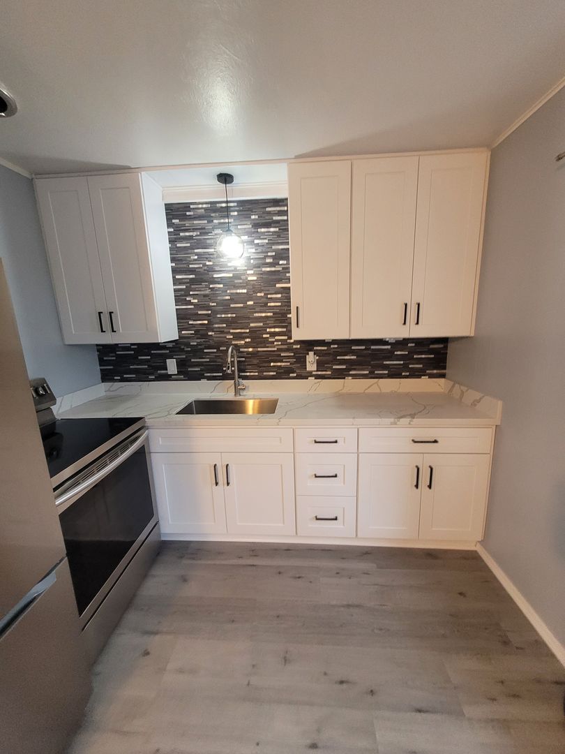 Eugene Apartment: 34825 / 34827 / 34829 Seavey Loop Rd.