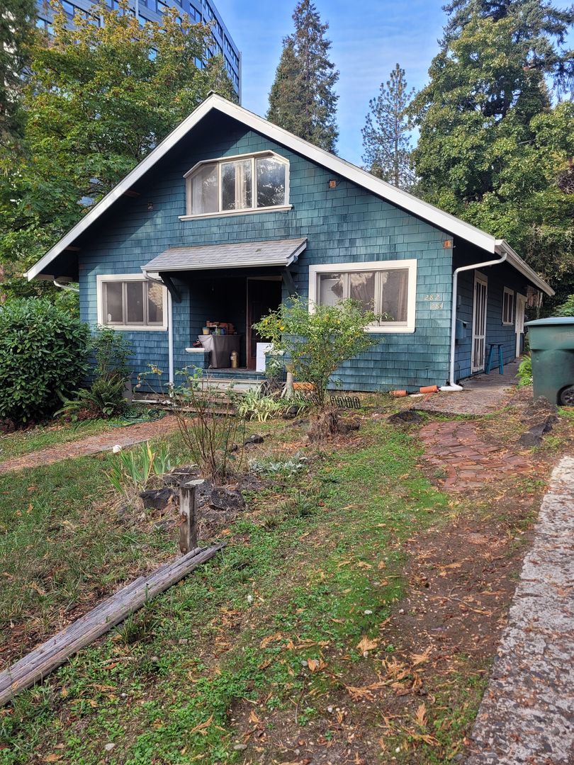 Eugene Apartment: 284 Pearl Street