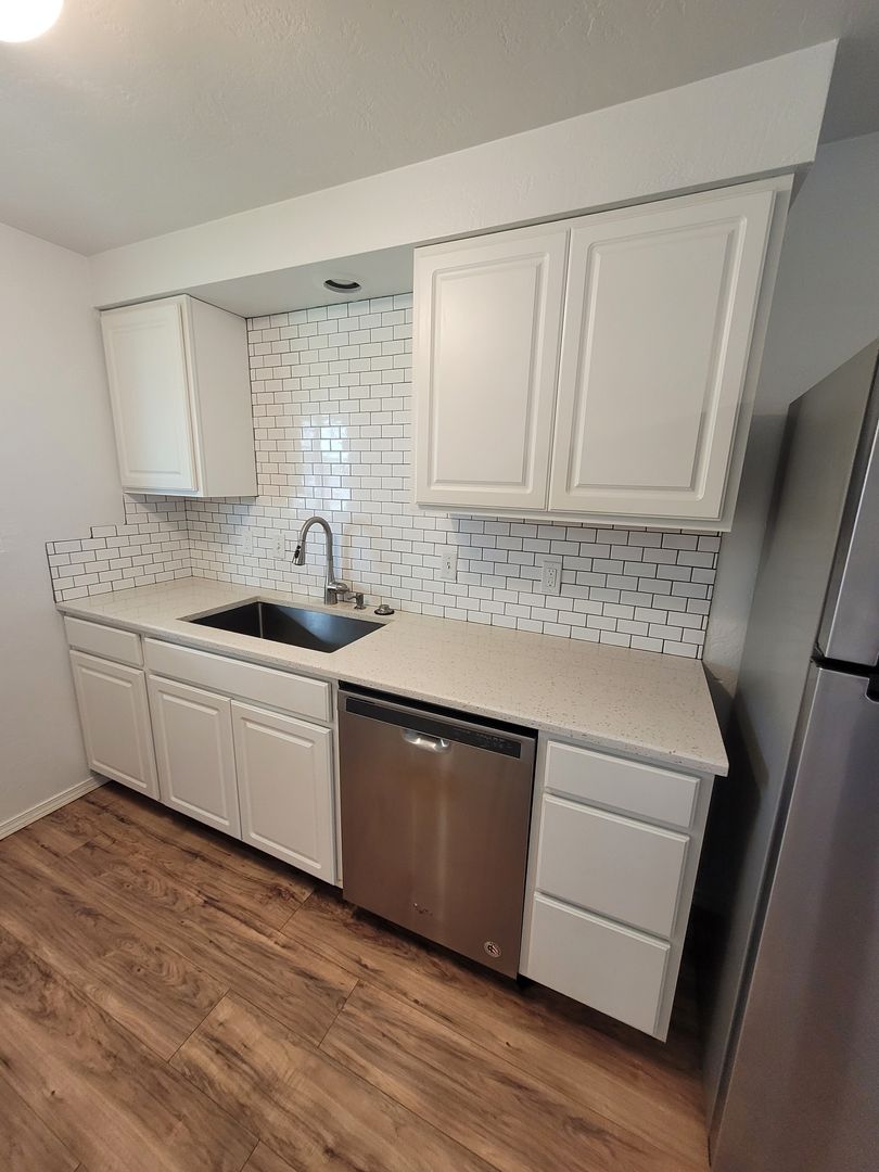 Springfield Apartment: 2255 Shadylane Drive