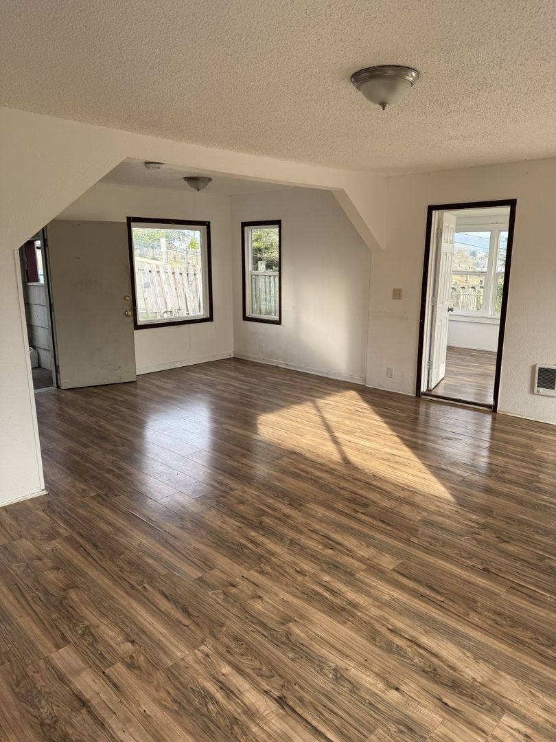 Coos Bay House: 905 Ingersoll Ave
