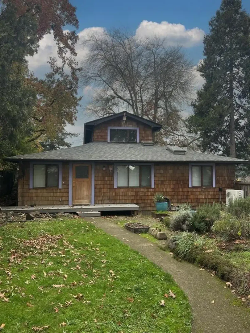 Eugene Apartment: 1810 Charnelton St