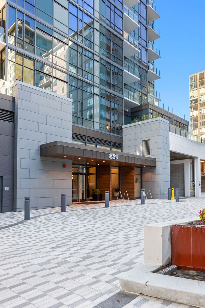 Bellevue Condo: 889 103rd Ave NE Unit #209
