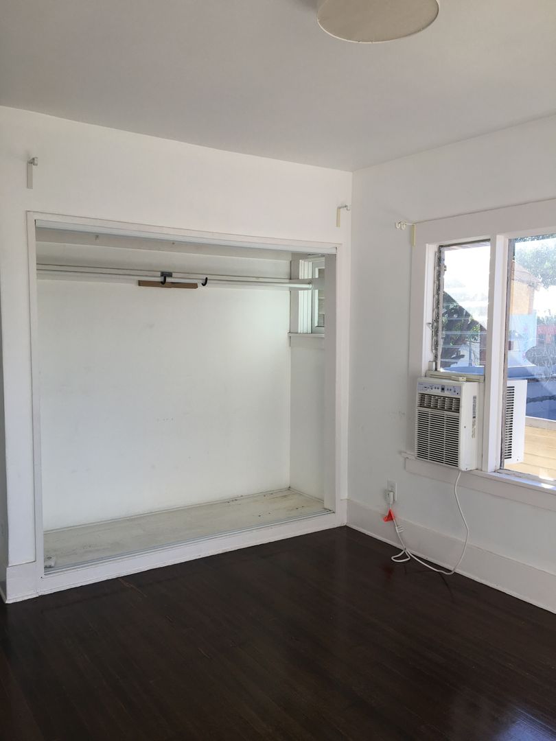 Los Angeles Apartment: 1821-1827 S Ardmore Ave