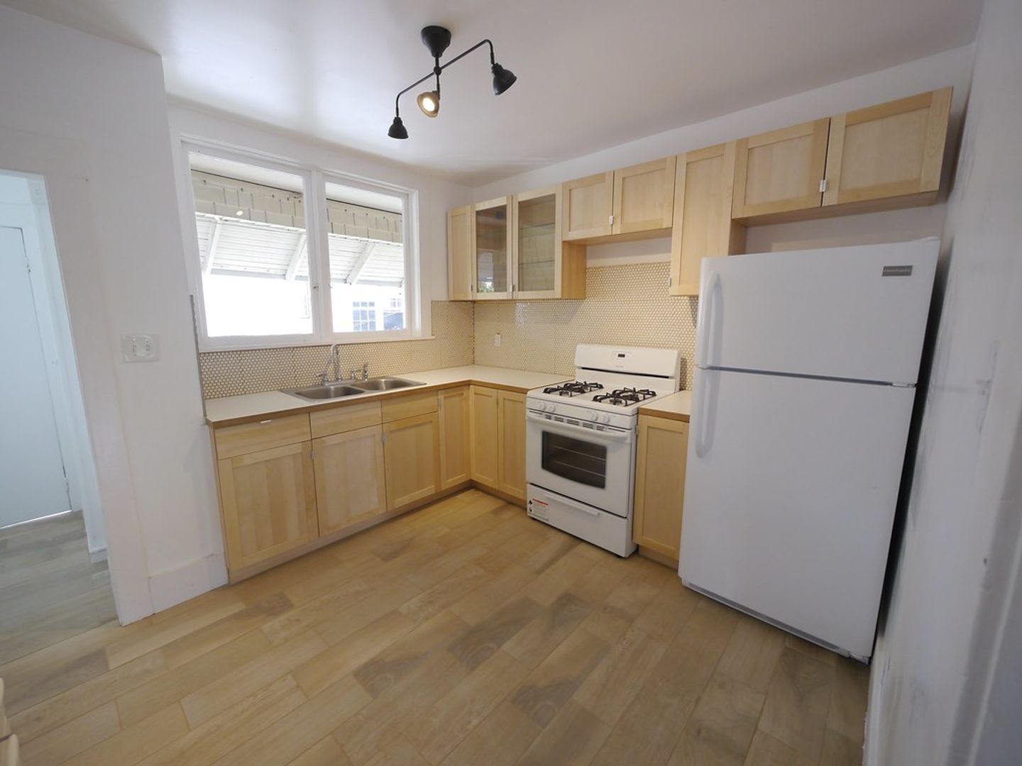 Los Angeles Apartment: 1821-1827 S Ardmore Ave