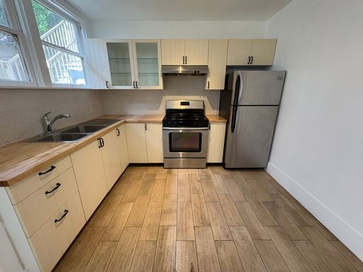 Spacious 2bed/1bath Centrally Located Vintage Charm, HW Floors, W/D, Parking, Back Patio – photo 1