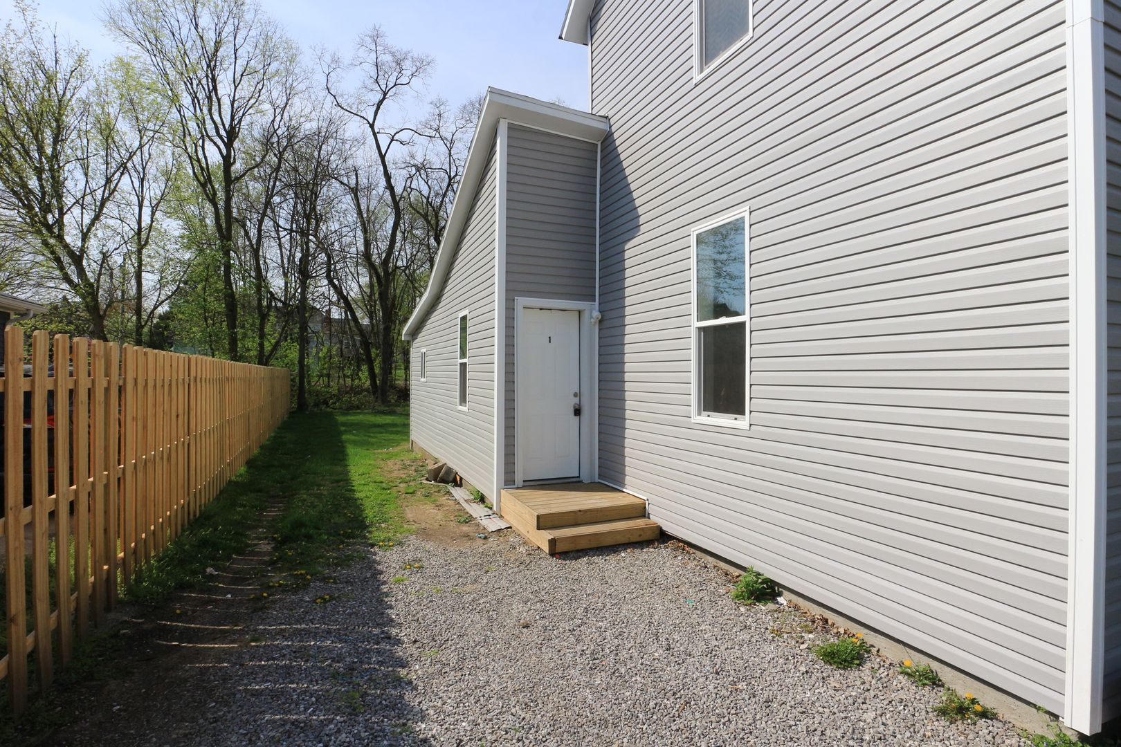 Frankfort Apartment: 455 E. Barner St.
