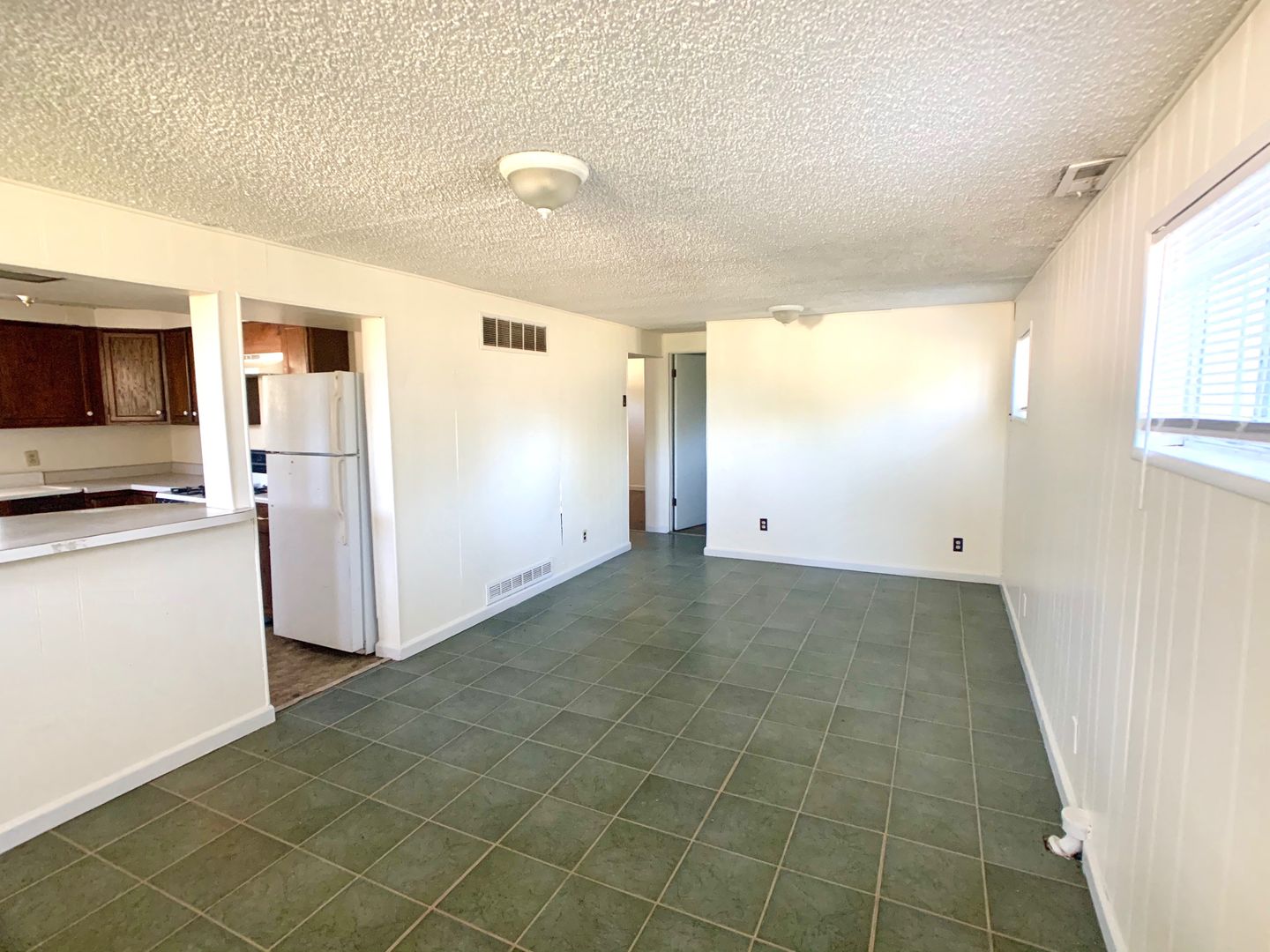 Dodge City Apartment: 905 9th