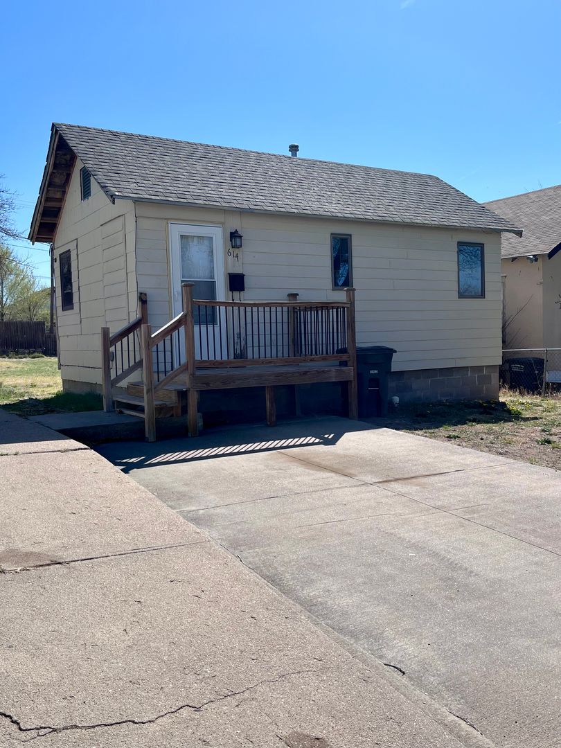 Dodge City House: 614 8th Avenue